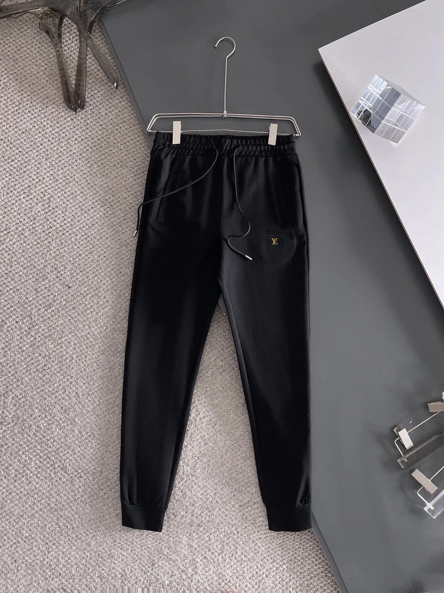 🅿️420 [LV Louis Vuitton] (Fat Man Gospel) hot-selling suit is coming. Focus on the original version of the official website. 2025 new hot-selling cardigan sweater suit. The original order is the best. 🇭🇰The meticulous work of top designers is dedicated to a fitting and perfect upper body effect. All-natural high-quality Roman cotton 100%, close-fitting comfort, noble and elegant! Original hardware embodies elegance and nobility! Counter size: M-5XL (maximum wear up to 220 pounds)